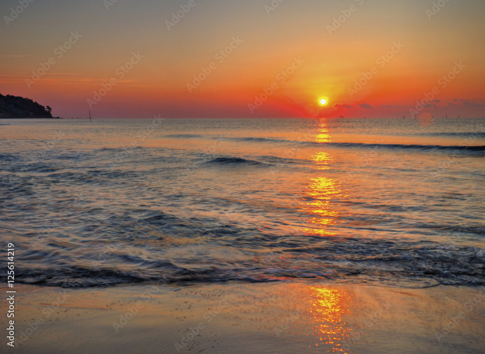 Fototapeta premium Beautiful sunrise over the sea