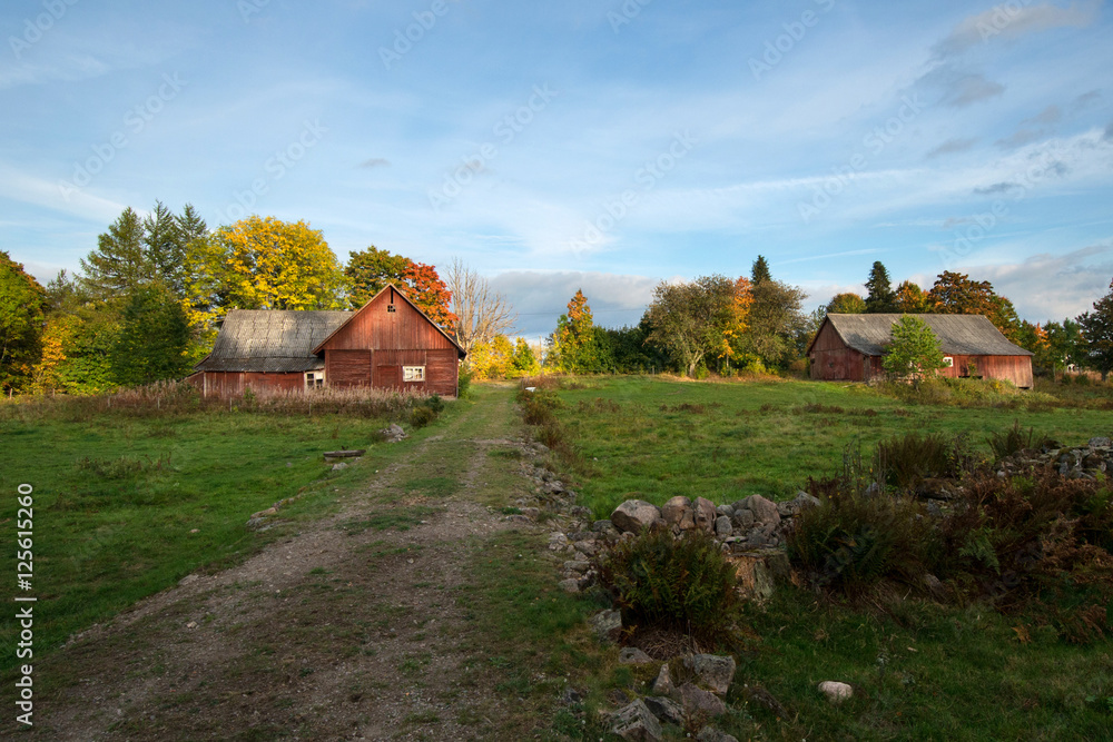 Bauernhof-Scheune bei Ramkvilla im Herbst , Smaland Schweden Bauernhof-Scheune bei Ramkvilla im Herbst , Smaland Schweden