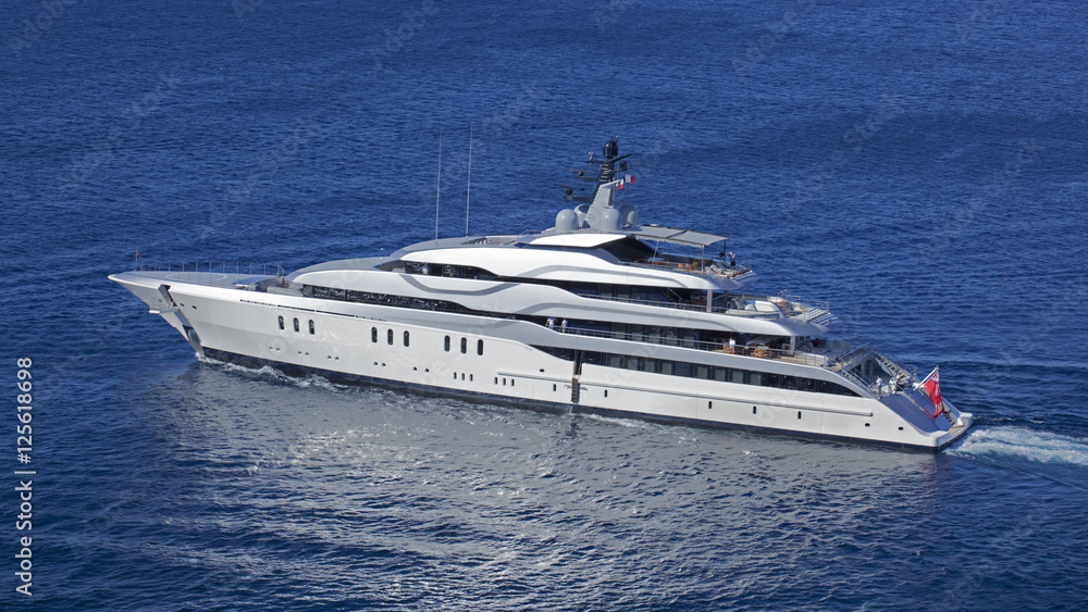 Bateau de croisière en mer Méditerranée, yacht de luxe au bord de la côte Corse, France Bateau de croisière en mer Méditerranée, yacht de luxe au bord de la côte Corse, France
