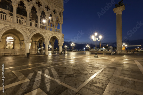Markusplatz in Venedig bei Nacht mit Blick auf den Dogenpalast