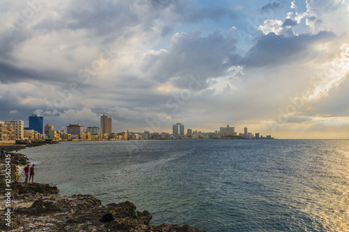 Kuba; " Am Malecon von Havanna " beim Sonnenuntergang.
