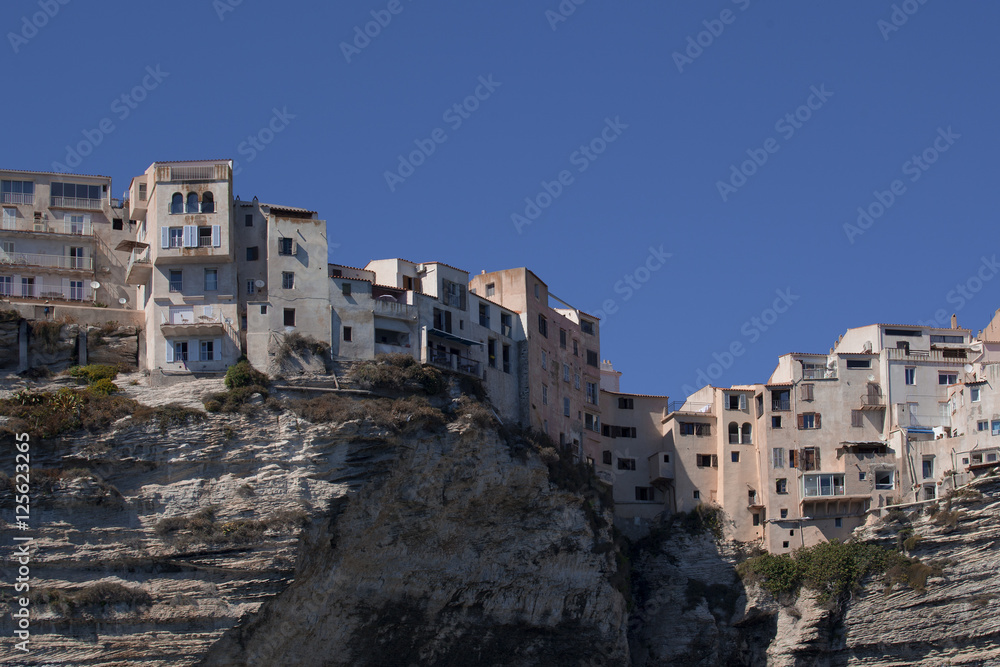 Village en bord de falaise sur la mer, Bonifaccio, Corse, France