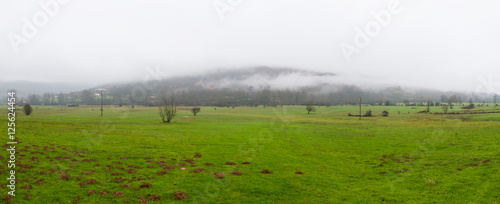 Paisaje Invernal de Pradera y monte al fondo con Nubes bajas