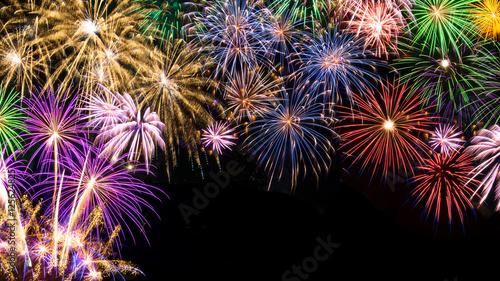 Silvester Hintergrund mit buntem Feuerwerk