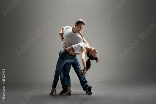 couple dancing social danse photo