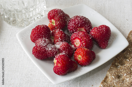 słodki deser z świeżych czerwonych truskawek na białym talerzyku,   dessert with strawberries