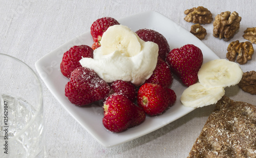 słodki deser z świeżych czerwonych truskawek na białym talerzyku, dessert with strawberries