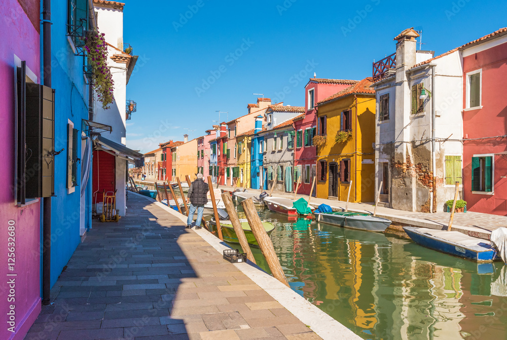 Fototapeta Wenecja (Włochy) - Burano, miasto tysiąca kolorów, zaczarowana wyspa w sercu laguny weneckiej