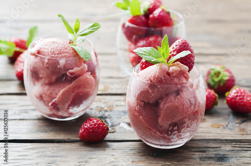 Obraz na plátně Sorbet with strawberry and mint