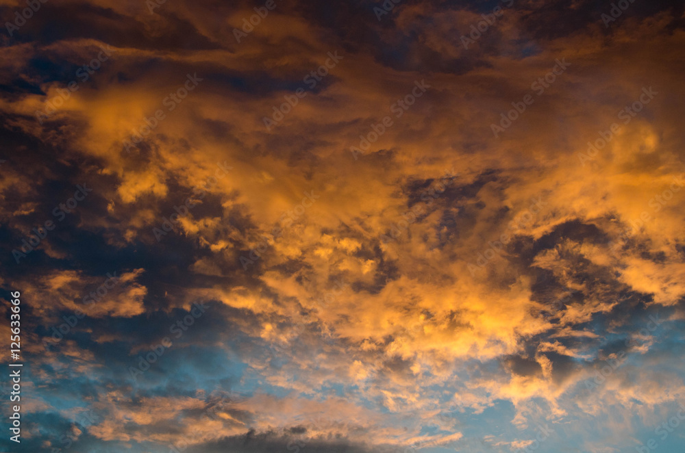 Fototapeta premium ciel et nuage doré
