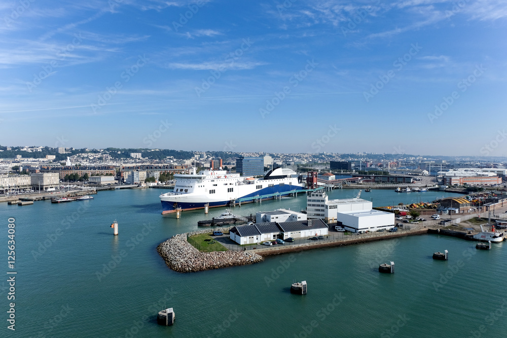 Hafen von Le Havre mit Fähre