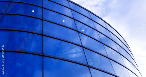 Modernes Bürogebäude mit Glasfassade und Glasfenstern