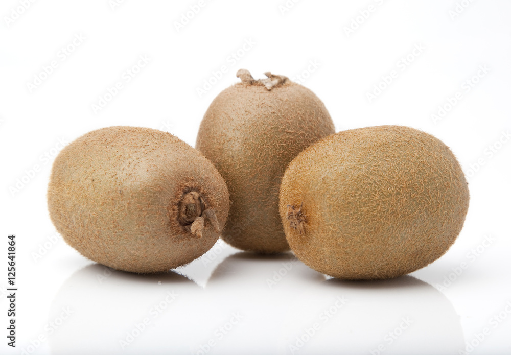Drei Kiwis auf weissem Hintergrund Drei Kiwis auf weissem Hintergrund