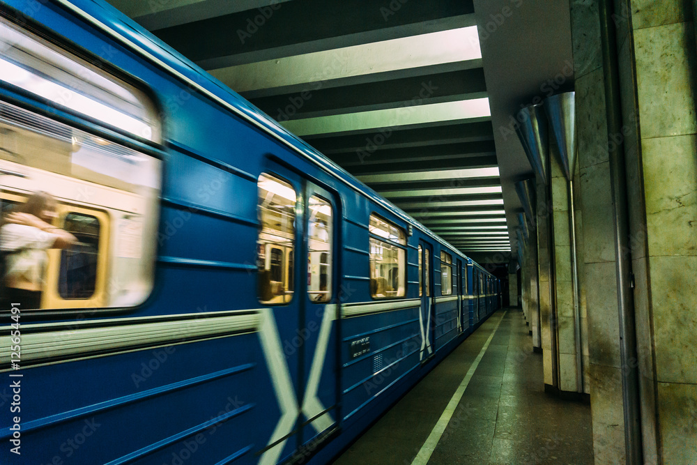 Obraz premium Na stację przyjeżdża pociąg metra. Rozmycie w ruchu. Transport, metro