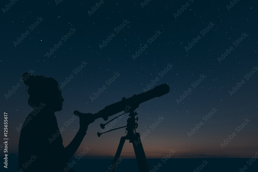 Obraz premium Woman with astronomical telescope. Starry night Constellations, Ursa major, Leo minor, Leo, Draco Botes, Canes Venatici, Coma Berenices