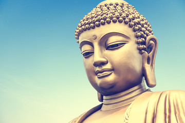Rollo Buddha Buddha Statue vor blauem Himmel  © ABCDstock