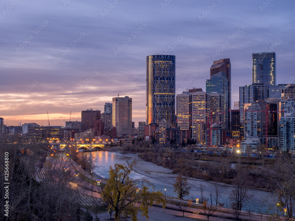 Naklejka premium Calgary's skyline at sunrise along the Bow River.