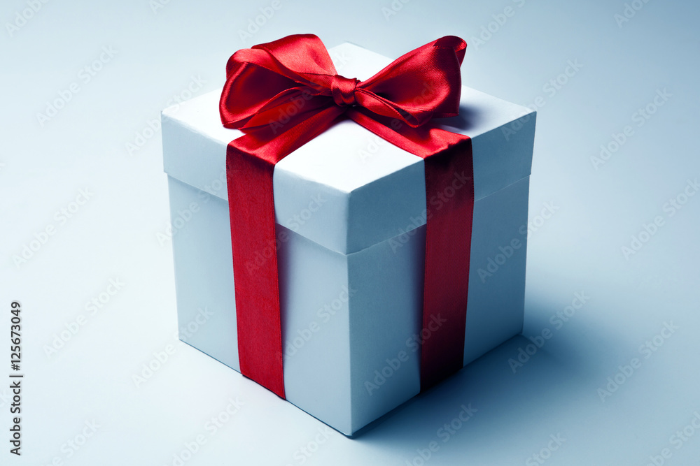Obraz premium White gift box with red ribbon