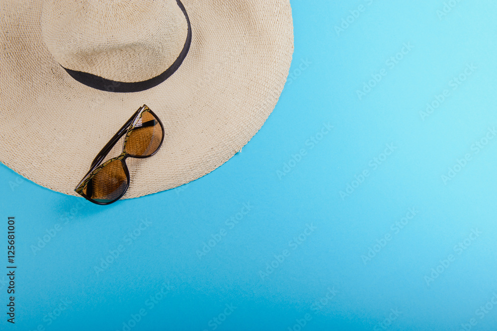Straw hat and sunglasses - obrazy, fototapety, plakaty 