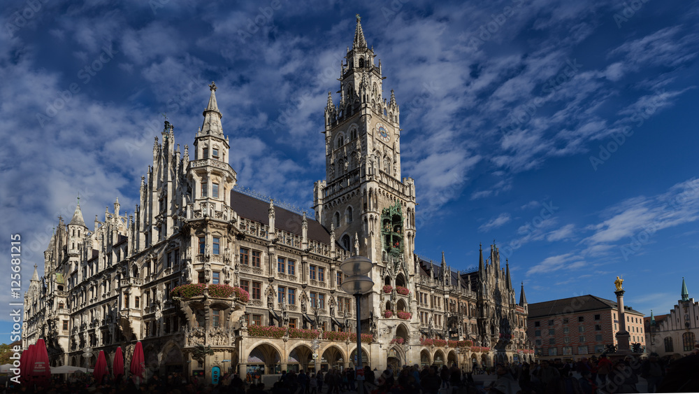 Fototapeta premium rathaus marienplatz mariensäule, münchen sehenswürdigkeit panorama HD hochauflösend