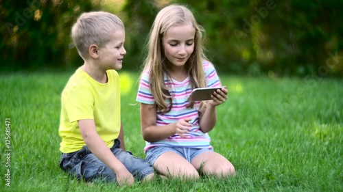 Wallpaper Mural children with smart phone ooutside Torontodigital.ca