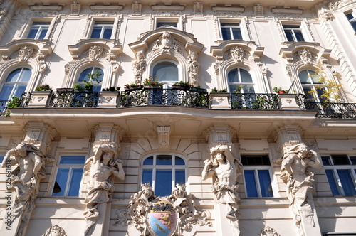 Wien - Schöne Hausfassade in der Nähe des Naschmarkts photo