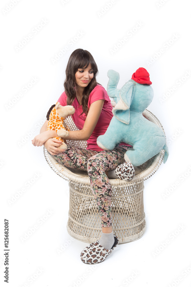 bellissima ragazza sorride e gioca con i peluche su fondale bianco bellissima ragazza sorride e gioca con i peluche su fondale bianco