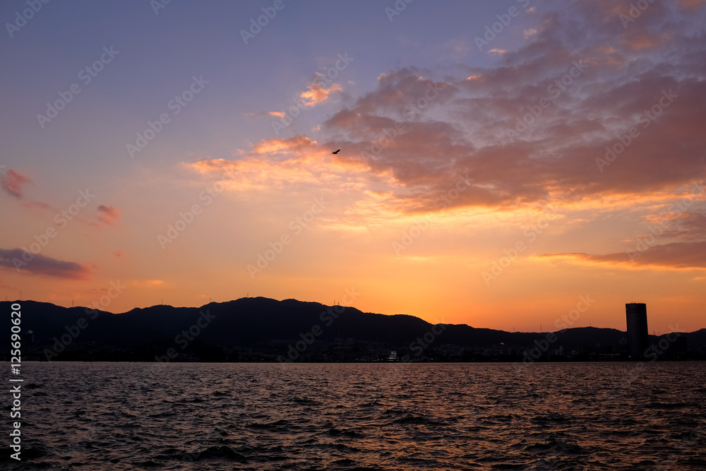 Naklejka premium 夕暮れの琵琶湖と山並み