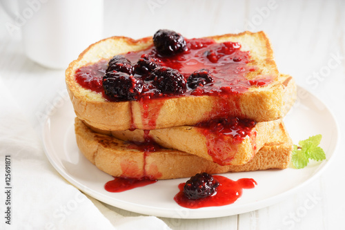 french toast and berries sauce