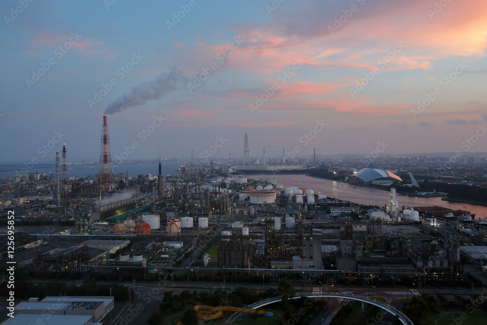 Obraz premium 四日市のコンビナートの夕景