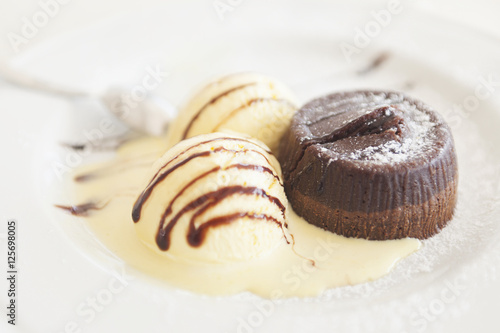 Tortino al cioccolato con gelato alla vaniglia