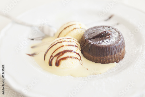 Tortino al cioccolato con gelato alla vaniglia