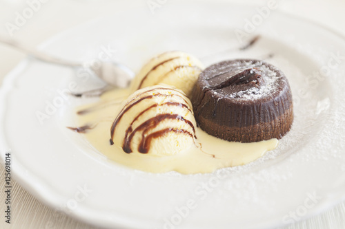 Tortino al cioccolato con gelato alla vaniglia