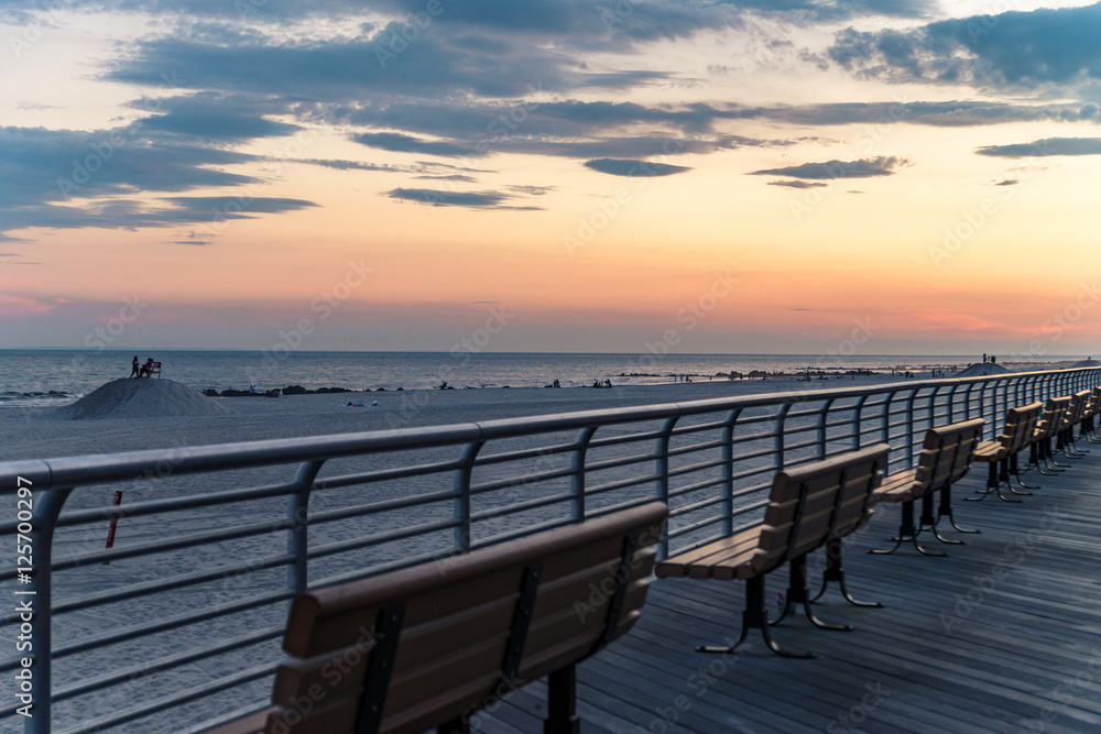 Fototapeta premium Długa plaża wieczorem. Letnia pogoda, podzielony obraz
