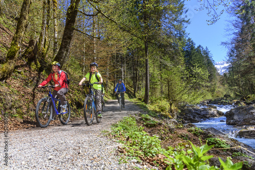 Radtour in einem wildromantischer Gebirgslandschaft