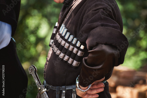 Foto Close up detail of georgian traditional man costume called cherkeska with gazy