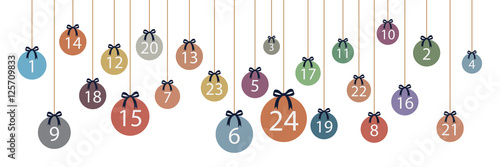 Adventskalender aus bunten Christbaumkugeln