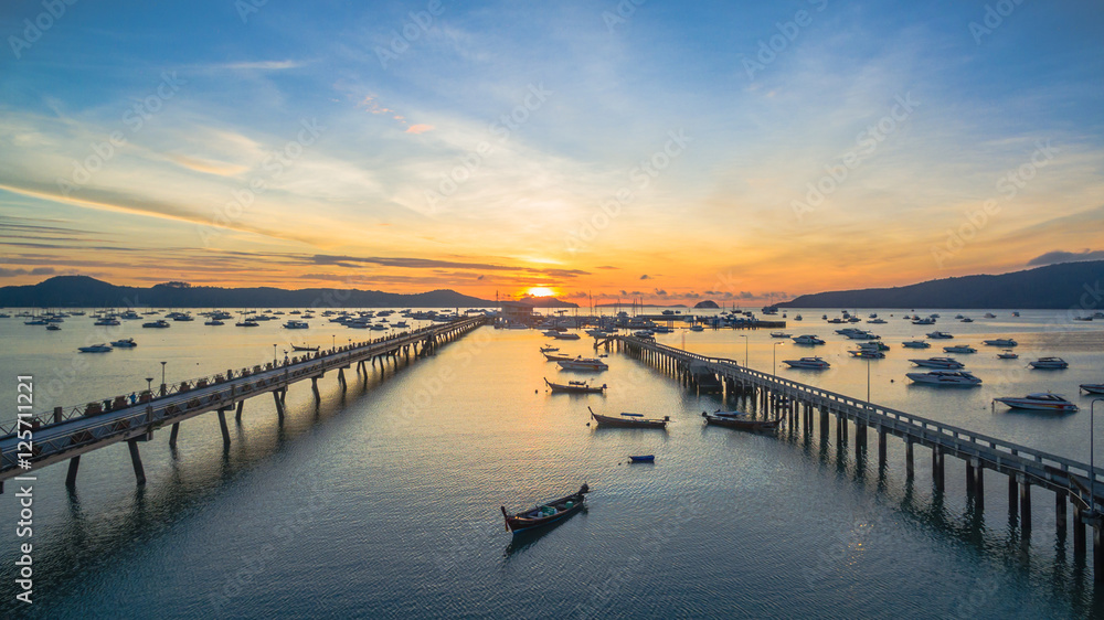 Obraz premium sunrise at Chalong pier