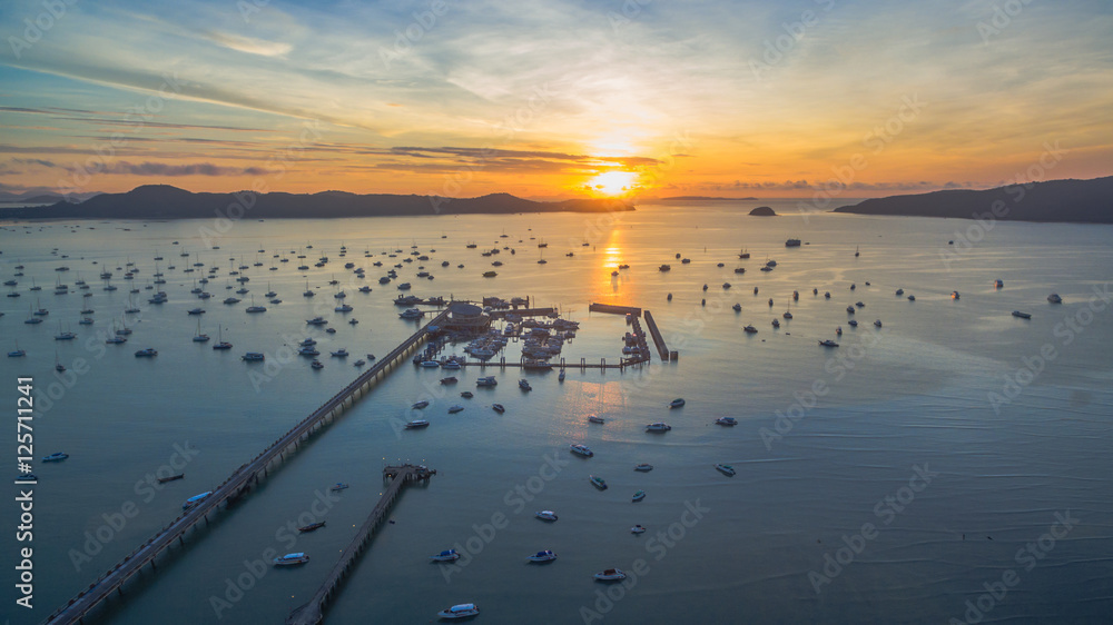 Obraz premium sunrise at Chalong pier