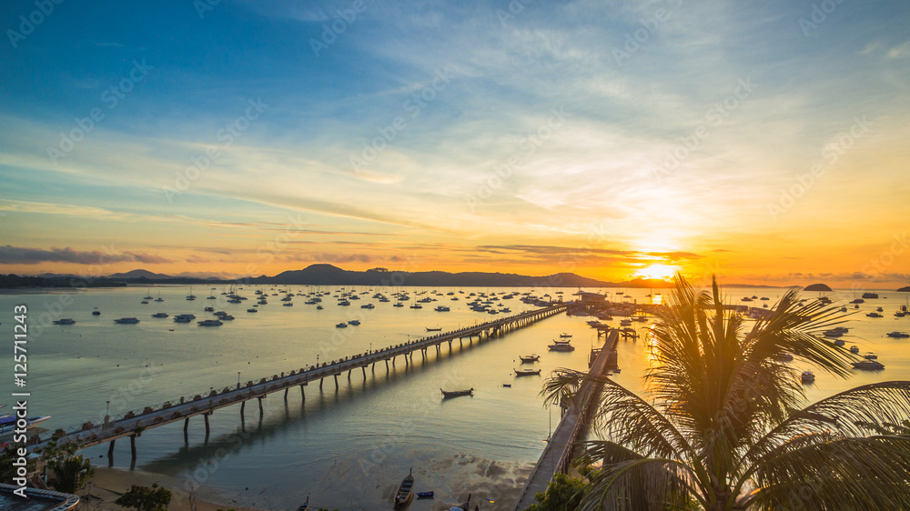 Obraz premium sunrise at Chalong pier