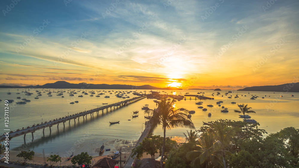 Obraz premium sunrise at Chalong pier