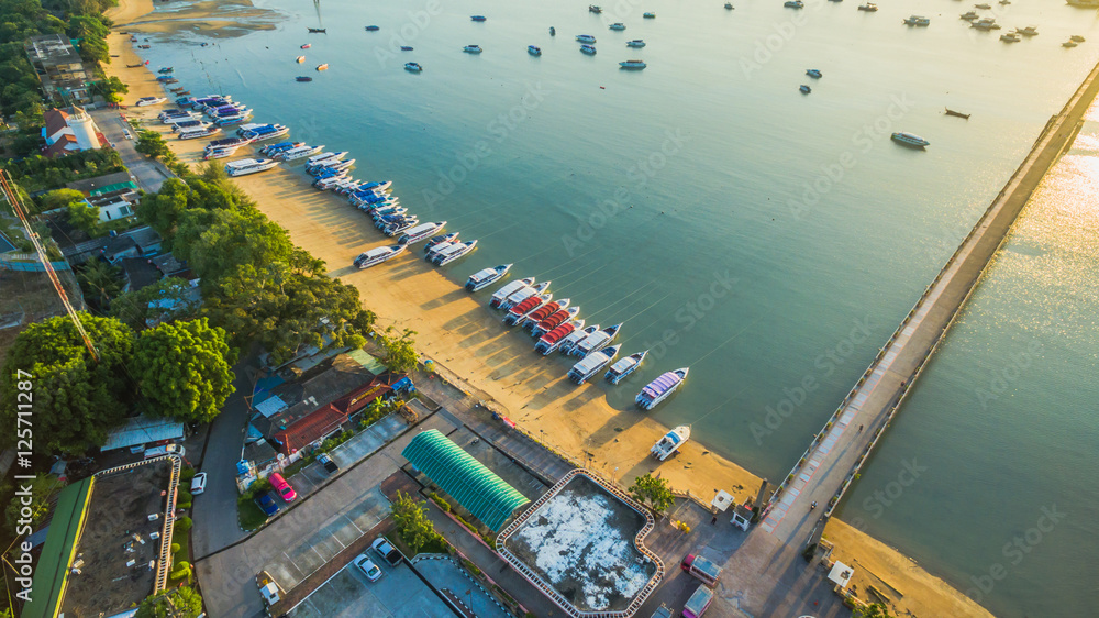 Naklejka premium sunrise at Chalong pier