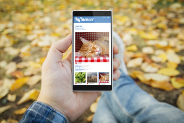 man in the park influencer smartphone