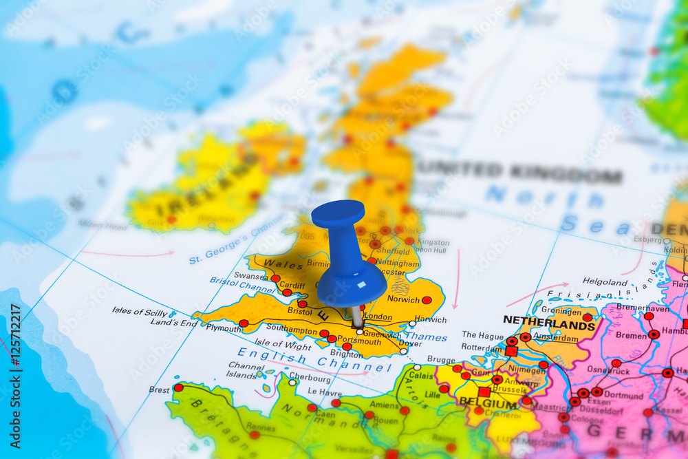 Obraz premium Londyn w Wielkiej Brytanii przypięte na kolorowej mapie politycznej Europy. Atlas szkół geopolitycznych. Efekt przesunięcia pochylenia.