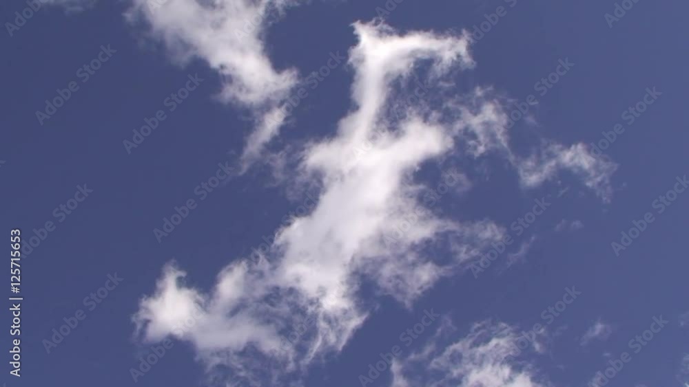 Ziehende Wolken am blauen Himmel