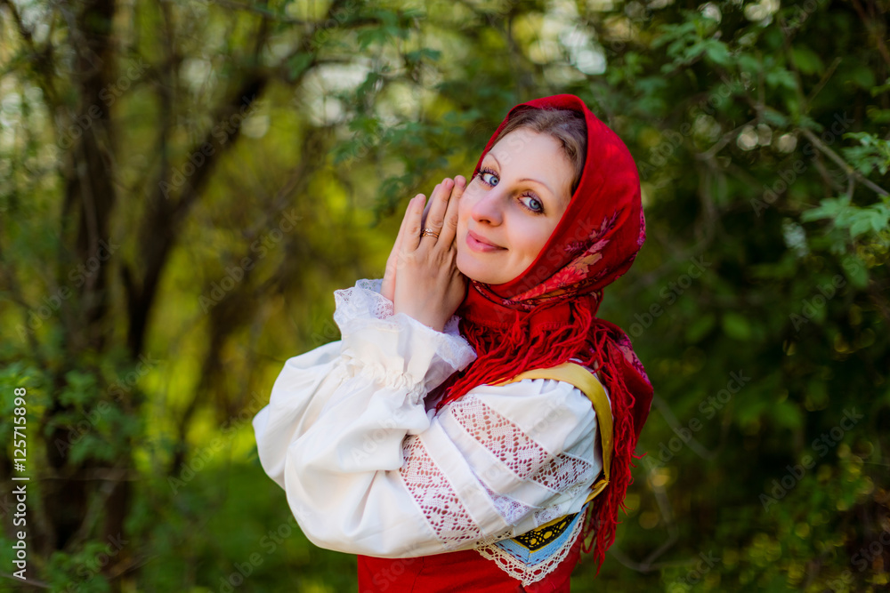 Славянская девушка в платке