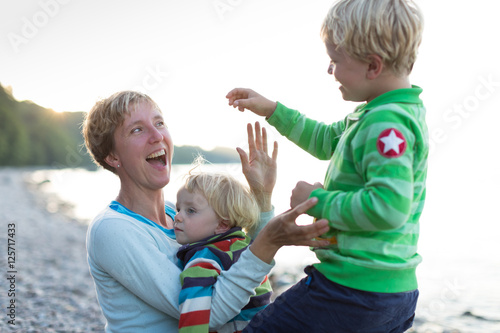 Familie im Urlaub am Strand photo