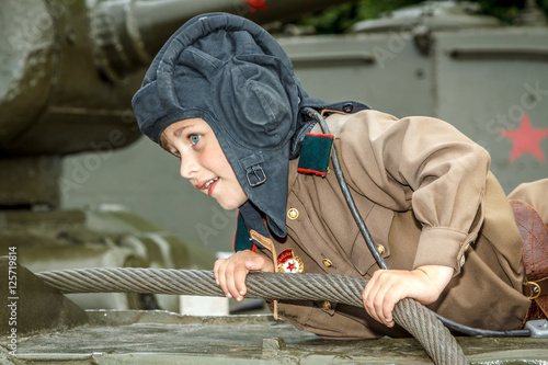 Мальчик одетый в военную форму