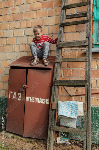 Мальчик прыгает с ящика
