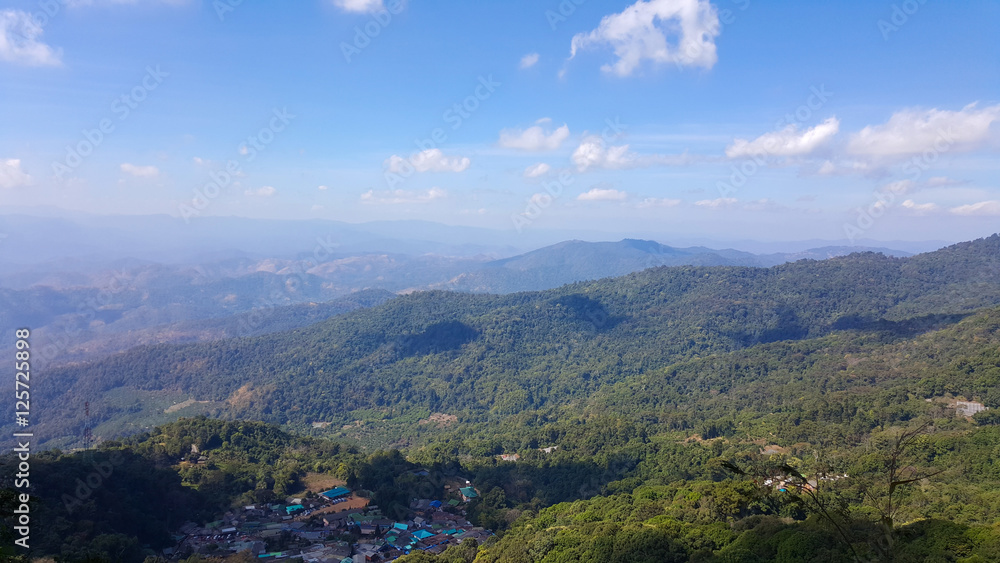 Obraz premium Beautiful mountain landscape, with mountain peaks covered with forest and a blue sky.